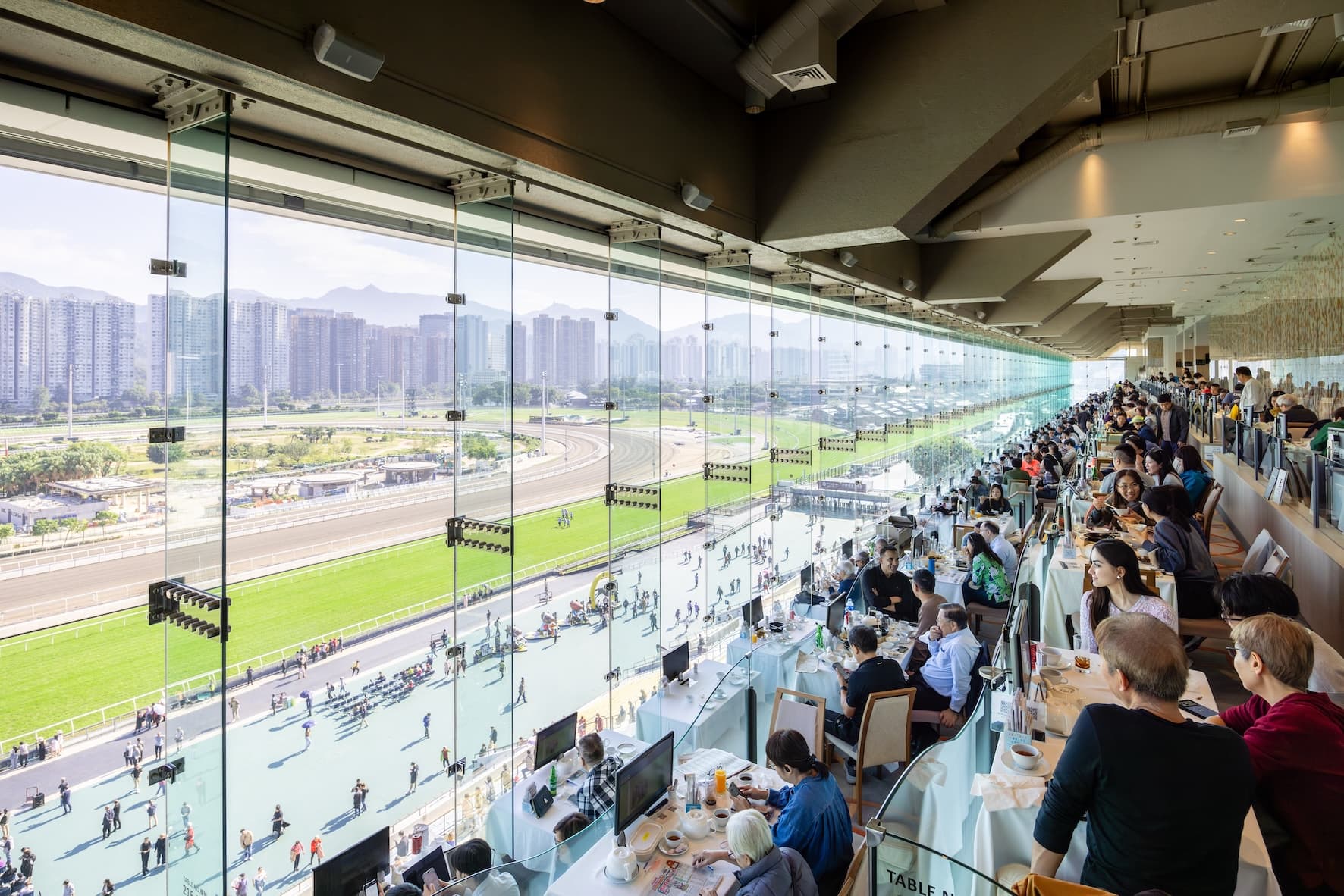 馬場百勝廳「財來運起齊賀年」三重開運禮遇 馬年團年開年首選   全落地玻璃中菜廳呈獻「美饌x觀賽」獨家體驗